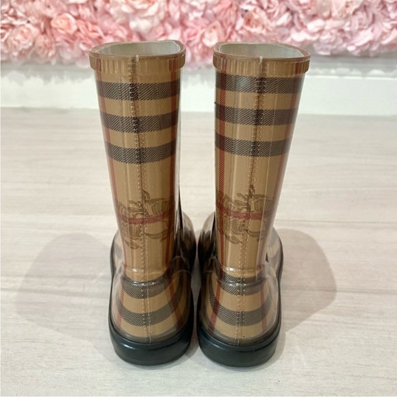 Burberry kids rain boots!! Size 8.5!! Made in Italy!! - Picture 4 of 7